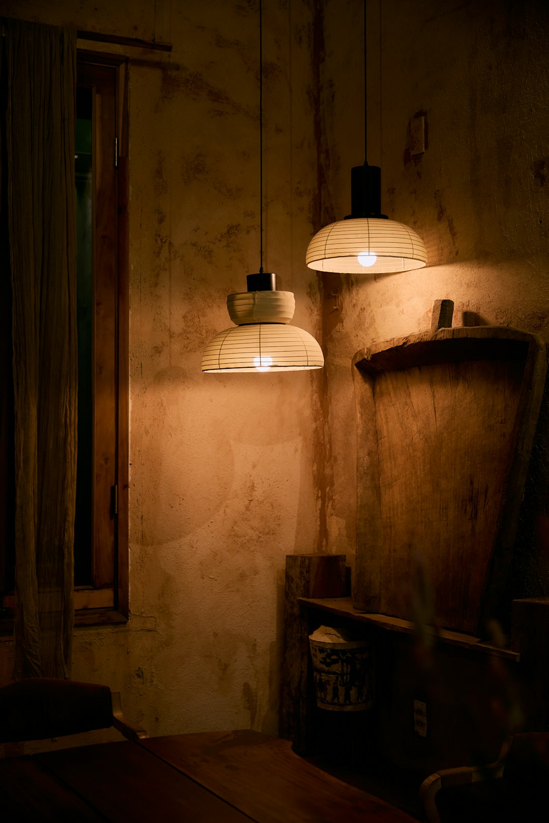 Suspension lumineuse au-dessus d'une table