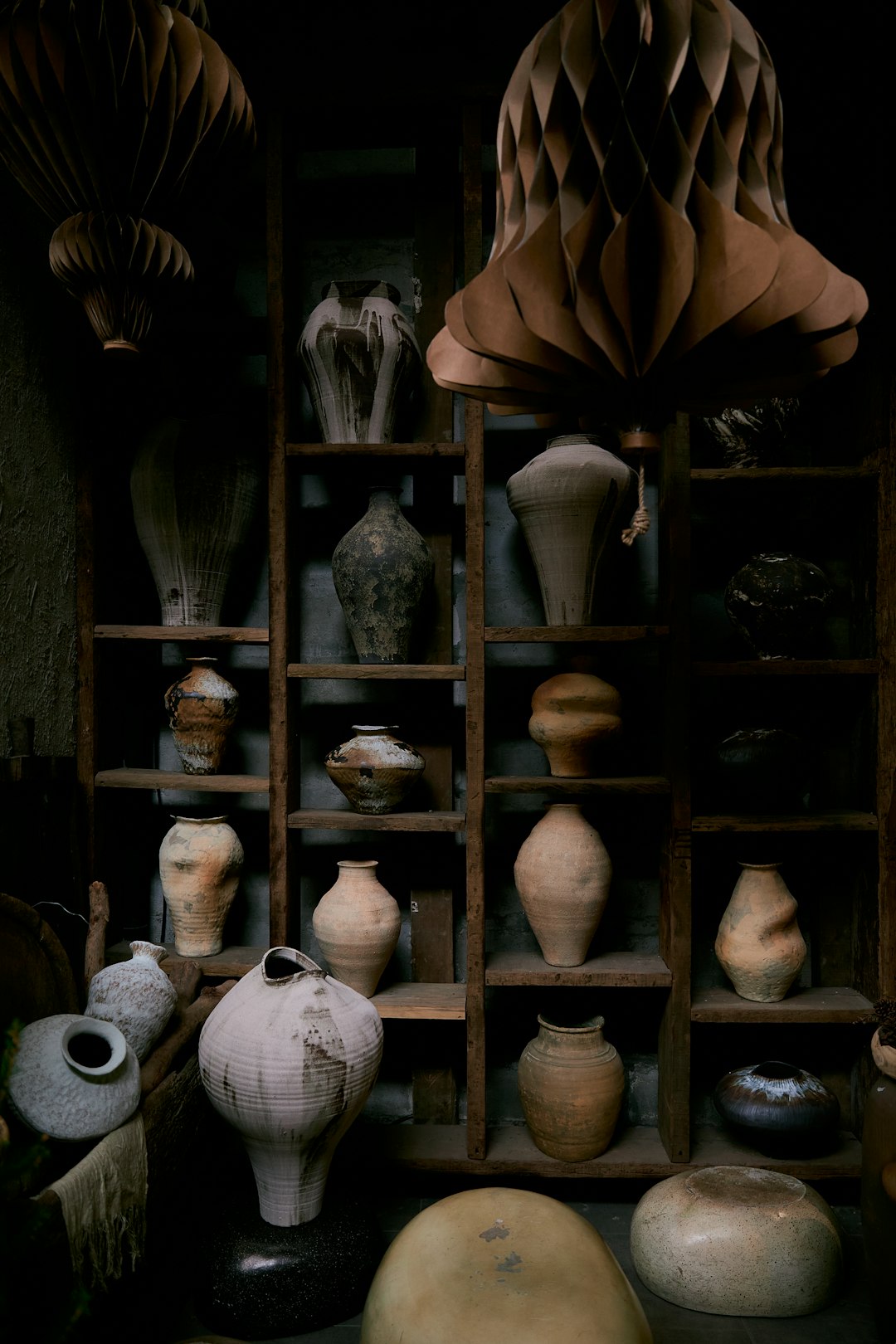 Vase sombre avec fleurs sur une table